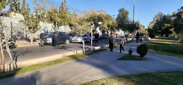 Enorme despliegue policial por una familia sentada en una plaza durante el confinamiento