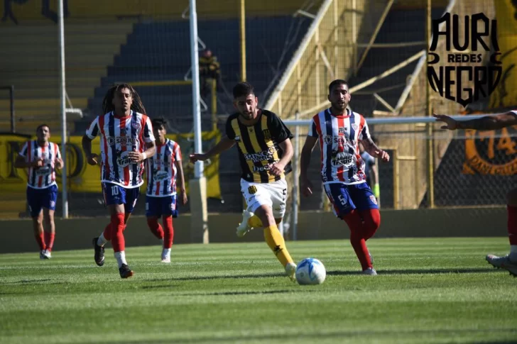 Peñarol pisó fuerte en Bahía Blanca y quedó al borde de la clasificación