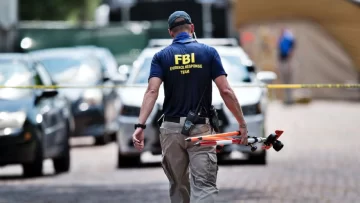 Dos agentes del FBI muertos y tres heridos al entrar a una casa