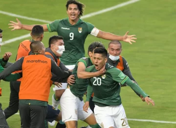 Con un jugador menos, Bolivia venció a Perú