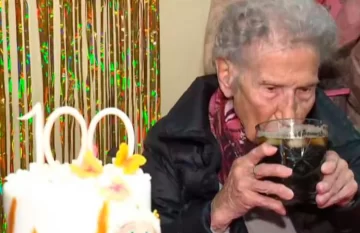 El secreto de una mujer para llegar a 100 años es tomar fernet con coca