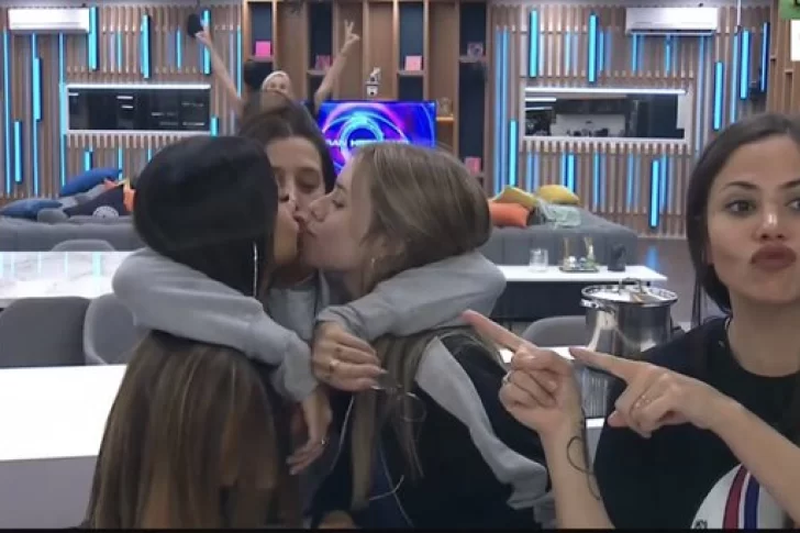 “Gran Hermano 2022”: el picante beso entre Coti, Juliana y Daniela