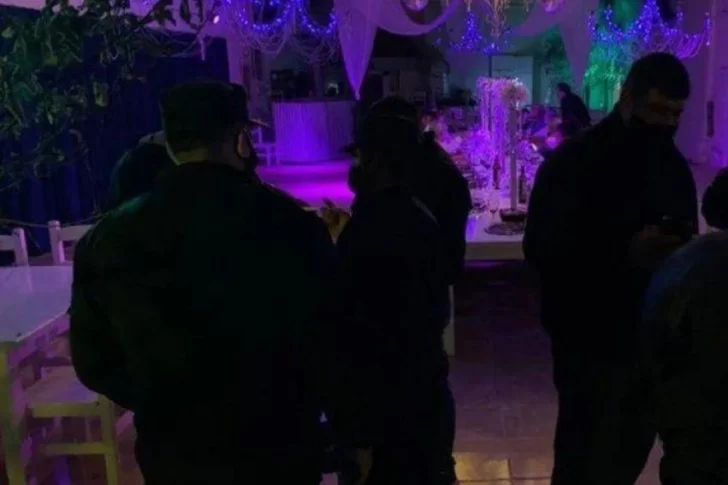 Más de una veintena de personas participaban en 2 fiestas en las que intervino la policía