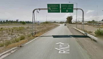 Monumento al Gaucho: dos jóvenes terminaron en el hospital tras chocar en su moto con un auto