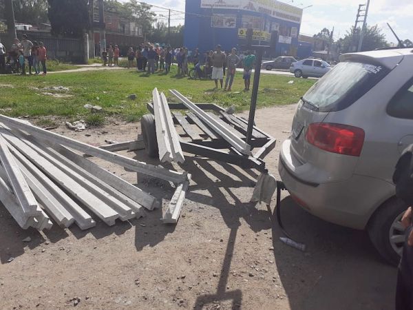 Nena de 5 años murió aplastada por vigas de hormigón que se desprendieron de un carro