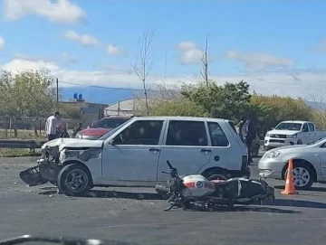 El conductor de un auto esta vez se llevó la peor parte tras impactar contra una moto