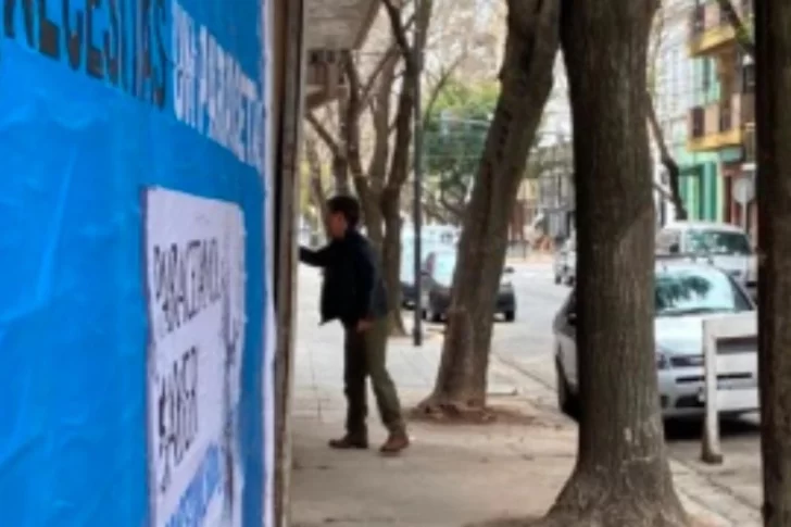 Pillaron a Alfredo Casero realizando una pintada sobre un cartel de Leanardo Santoro