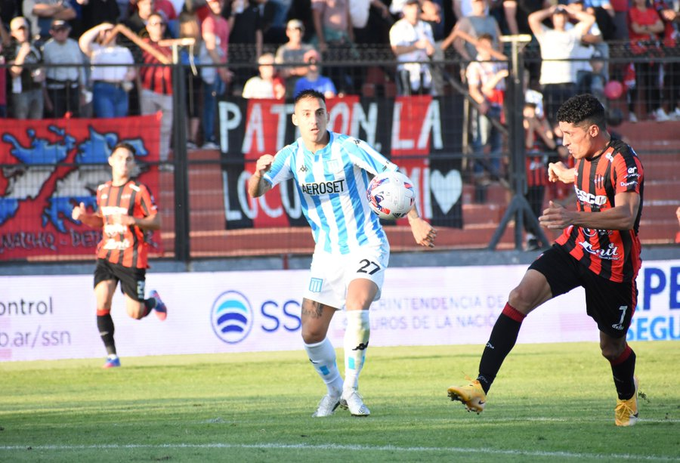 Racing ganó en Paraná y sigue al frente en la Zona A