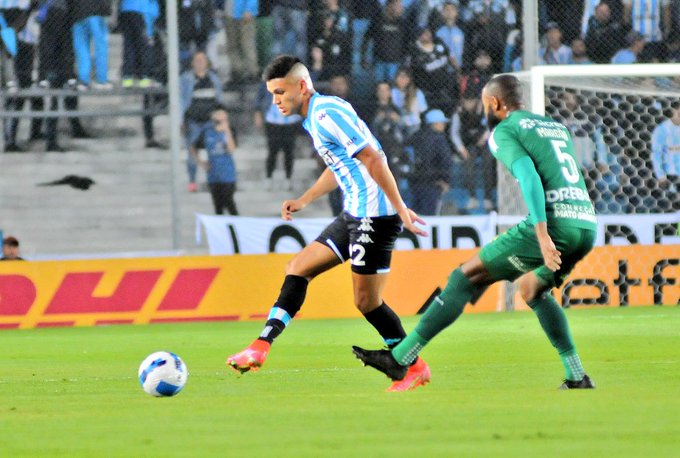 Racing ganó un partido clave en Avellaneda y manda