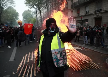 Choque entre la Policía y la multitud de manifestantes por el Primero de Mayo en Francia