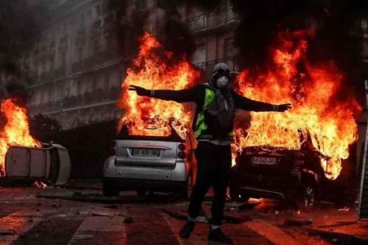 Francia con protestas, incendios y violencia en los suburbios de París