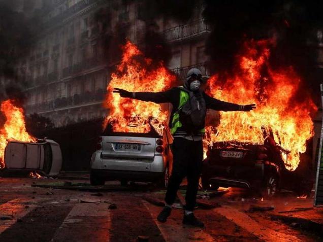 Francia con protestas, incendios y violencia en los suburbios de París