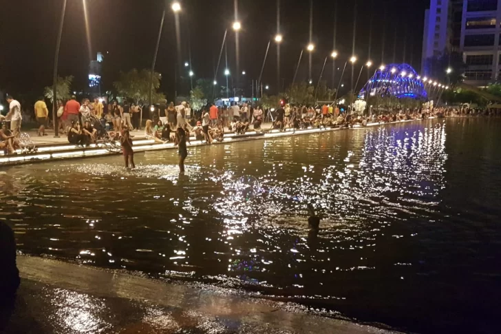 Otra vez, quejas por gente bañándose en la fuente de la Plaza del Bicentenario