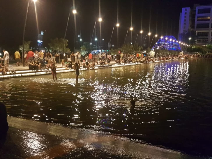 Otra vez, quejas por gente bañándose en la fuente de la Plaza del Bicentenario