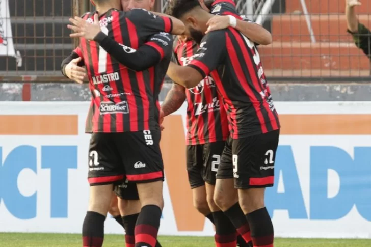 De cabeza, Francisco Álvarez marcó su primer gol en Primera y le dio la victoria a Patronato