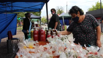 La feria en medio de la ciudad que ofrece desde artesanías hasta cartucheras y embutidos