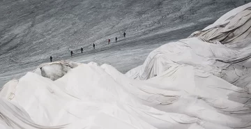 Cubrieron un glaciar con una sábana gigante