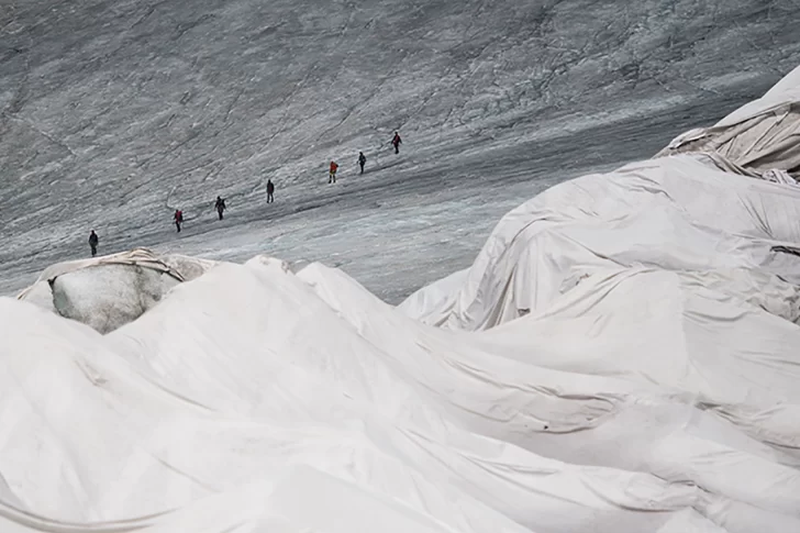 Cubrieron un glaciar con una sábana gigante