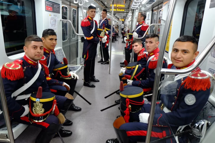 La postal de los Granaderos en el subte que se volvió viral