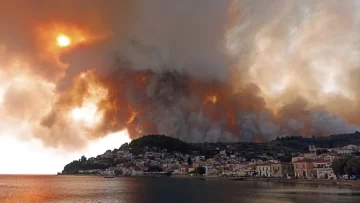 Unos 40 incendios devastan regiones enteras de Grecia y miles de personas son evacuadas