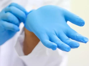 Expertos revelaron que los guantes no detienen la propagación del coronavirus