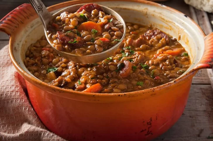 Cuál es el corte de carne perfecto para cocinar guiso de lentejas, económico