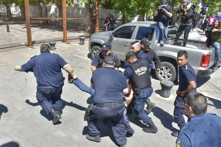 Conflicto en Chubut: CTERA convocó a un paro nacional por 24 horas y UDAP adhiere