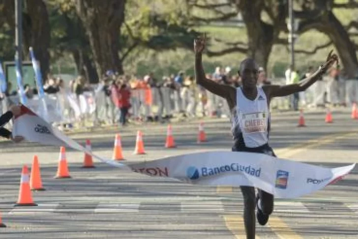 Un keniata se impuso en la maratón de Buenos Aires con récord incluido