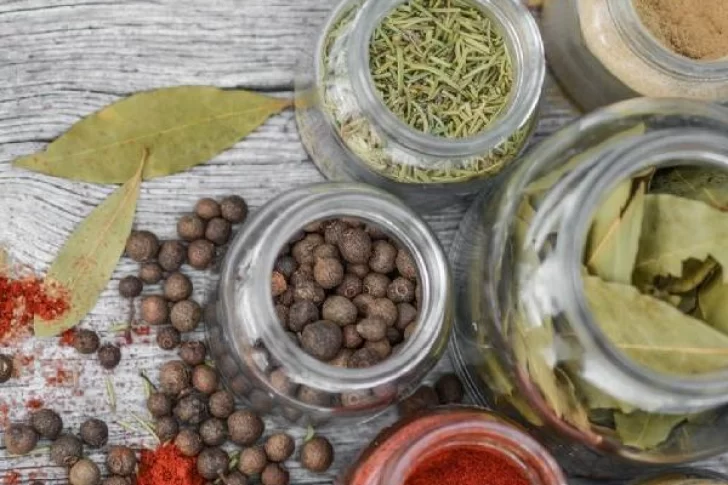 Cómo poner a secar hierbas y condimentos para que duren más tiempo