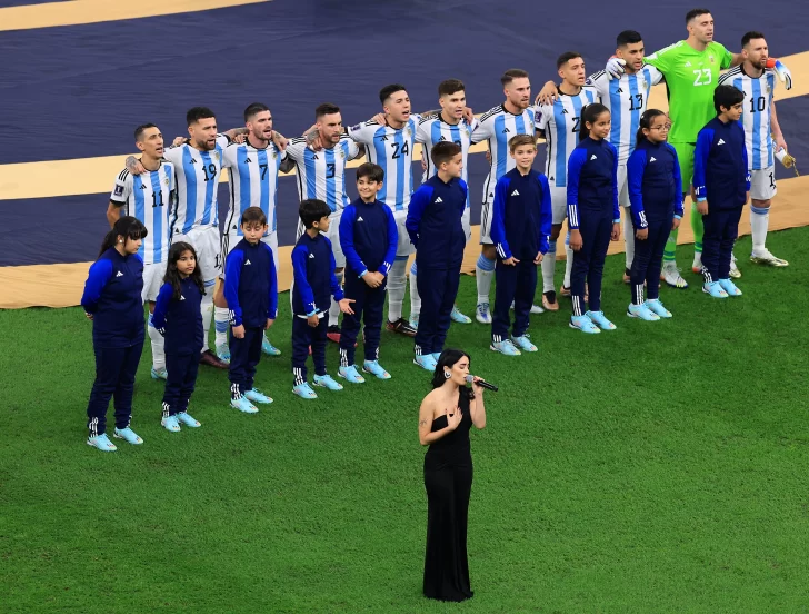 Lali Espósito le puso voz al Himno en la previa