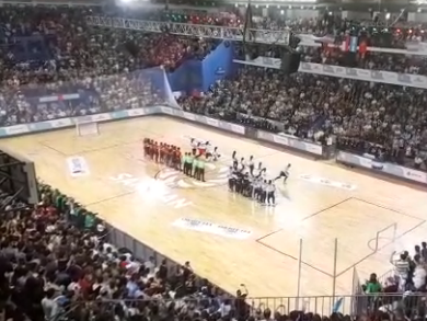 [VIDEOS] Pico de emoción cuando el Cantoni vibró con el himno nacional argentino