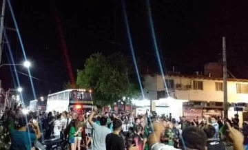 Hinchas de San Martín se enfrentaron a la policía y rompieron dos patrulleros