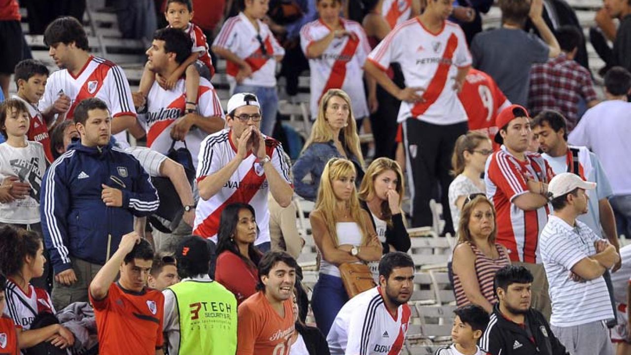 Hinchas de San Martín se enfrentaron a la policía y rompieron dos patrulleros