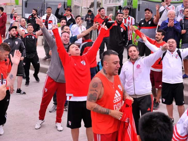 Por la barra brava se demoró el traslado del micro de River a la Bombonera