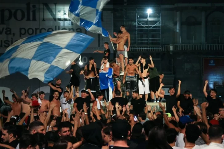 El festejo de hinchas del Napoli desata temores a un rebrote del coronavirus