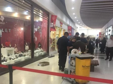 Una mujer rompió los vidrios de locales comerciales: investigan si fue por venganza