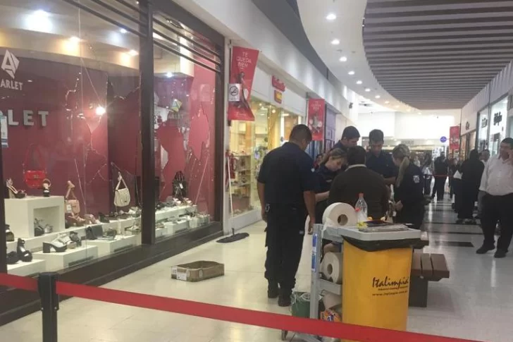 Una mujer rompió los vidrios de locales comerciales: investigan si fue por venganza