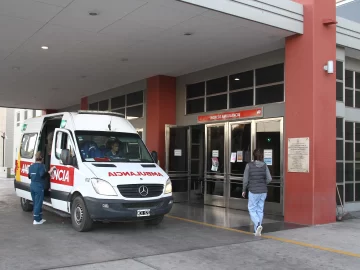 Un motociclista sufrió múltiples golpes y fracturas en un choque con una camioneta