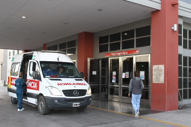 Un anciano en camioneta chocó a otro en bici y lo dejó malherido