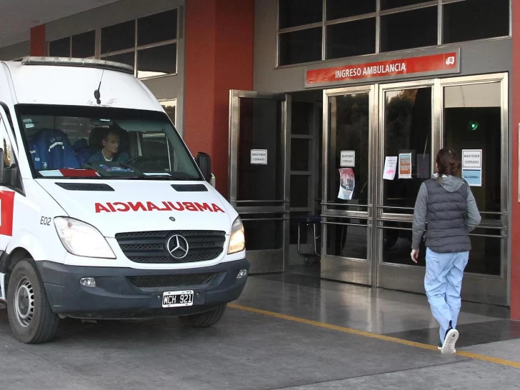 Un motociclista herido contó que chocó con un auto estacionado, cuyo conductor se fugó