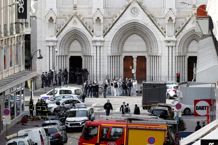 Las imágenes del momento en que la Policía francesa llega a la iglesia tras el atentado