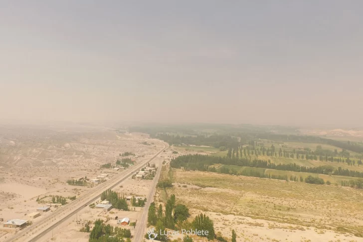 Fotos y video: el humo de los incendios en Mendoza llegó hasta Iglesia