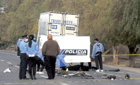 Se estrelló contra un camión que le pasó por arriba con moto y todo, no sobrevivió