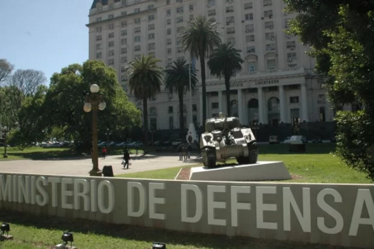 Desplazaron al segundo de Oscar Aguad en el Ministerio de Defensa