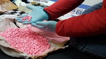 Llevaba 2000 pastillas de éxtasis en los zapatos e intentó cruzar a Chile: quedó detenida