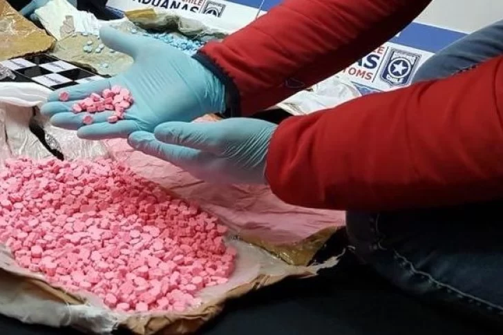 Llevaba 2000 pastillas de éxtasis en los zapatos e intentó cruzar a Chile: quedó detenida