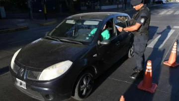 Un policía y su pareja rompieron la cuarentena para tener sexo arriba de un auto