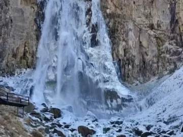 La ola de frío polar congeló una cascada en Neuquén