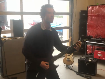 Joseph Quinn enloquece a las redes practicando el tema de Metallica para Stranger Things 4