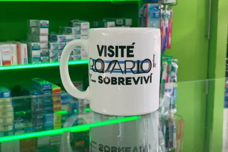 “Visité Rosario y… sobreviví”: la taza de recuerdo que se transformó en viral